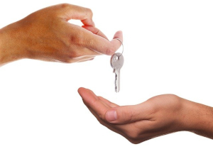 Dłonie trzymające klucz