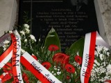 Kwiaty złożone na grobie upamiętniającym ppłk. Adama Lazerowicza