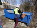 Kobieta wrzuca zebrane odpady do kontenera