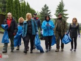 Grupa osób podczas sprzątania lasu Wolickiego
