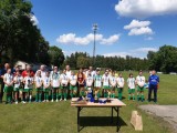 Nagrodzona drużyna piłkarska pozuje do zdjęcia grupowego