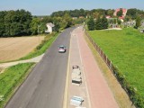 Droga i chodnik, ujęcie z drona
