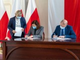 Wojewoda Podkarpacki i Starosta Dębicki podpisują dokumenty
