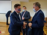 Konsul wręcza podarunek Posłowi na Sejm RP