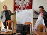 Wicestarosta Adam Pieniążek oraz dyrektor Zarządu Dróg Powiatowych Tomasz Pyzia zaprezentowali plany budowy chodników i remontów dróg powiatowych na najbliższe lata.