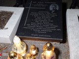 Znicze na symbolicznym grobie Adama Lazrowicza