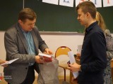 Wicestarosta wręcza nagrody Wicestarosta wręcza nagrody