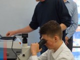 Uczeń używa mikroskopu