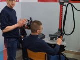 Instruktor i uczeń przy spawarce VR