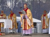 Biskup prowadzi mszę