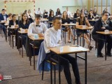Grupa osób przy ławkach