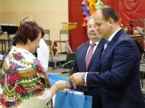 Przewodniczący Rady Powiatu Dębickiego wręcza nagrodę 