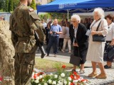 Delegacje składają wiązanki kwiatów pod pomnikiem upamiętnionych