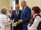 Starosta Piotr Chęciek wręcza nagrody członkiniom KGW