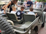 Dzieci w pojeździe militarnym