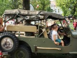 Dzieci w pojeździe militarnym