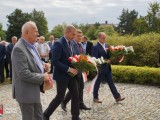 Członek Zarządu Powiatu Dębickiego, Starosta Dębicki, Wicestarosta Dębicki i Burmistrz Dębicy składają kwiaty