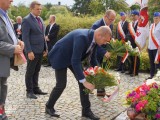 Członek Zarządu Powiatu Dębickiego, Starosta Dębicki, Wicestarosta Dębicki i Burmistrz Dębicy składają kwiaty