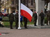 Flaga polski wciągana na maszt