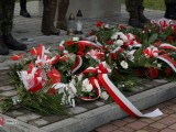 kwiaty złożone pod Pomnikiem Niepodległości na dębickim Rynku