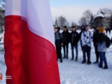 Flaga Polski, w tle uczestnicy wydarzenia