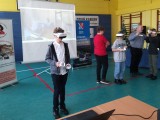 Uczeń w okularach VR