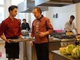 Tadeusz Muller z uczniami ekonomika w kuchni
