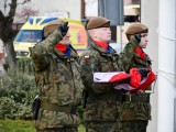 Żołnierze z flagą polski
