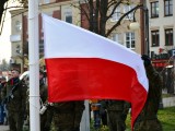 Wciąganie flagi polski na maszt