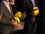 Osoby wyróżnione trzymające żółte piłki. Starosta dębicki składa gratulacje
