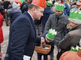 Przewodniczący Rady Powiatu Dębickiego rozdaje słodycze