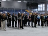 13.	Uczestnicy Olimpiady stoją na płycie lodowiska