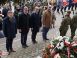 Delegacja Powiatu Dębickiego przed pomnikiem