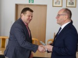 Wicestarosta Dębicki odbiera gratulacje od Burmistrza Dębicy