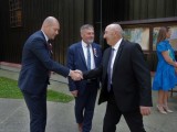 Starosta Dębicki wita się z Prezesem Polskiego Towarzystwa Gimnastycznego Sokół w Dobrkowie