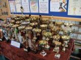 Puchary i trofea na stole