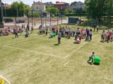 Grupa osób na boisku sportowym, ujęcie z drona