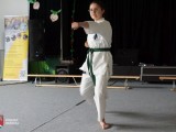 Osoba w trakcie pokazu karate