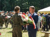 Przedstawiciel Posła na Sejm RP składa kwiaty