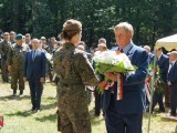 Wiceprzewodniczący Sejmiku Województwa Podkarpackiego składa kwiaty