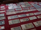 Stare banknoty na stoliku