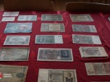 Stare banknoty na stoliku