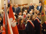 Grupa osób uczestniczących w obchodach
