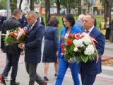 Ceremoniał złożenia kwiatów pod tablicą upamiętniającą Bohaterów Państwa Podziemnego