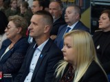 Grupa osób na krzesłach