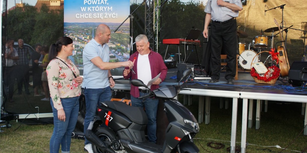 Zwycięzcy loterii wygrali skuter ufundowany przez Powiat Dębicki